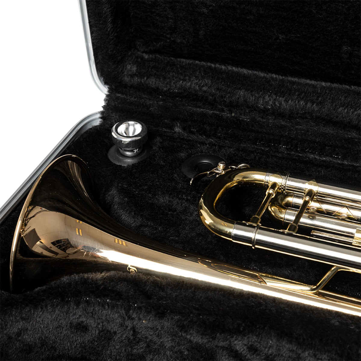 Stagg ABS-TP ABS case for trumpet: close-up of the black plush interior holding a trumpet bell and mouthpiece