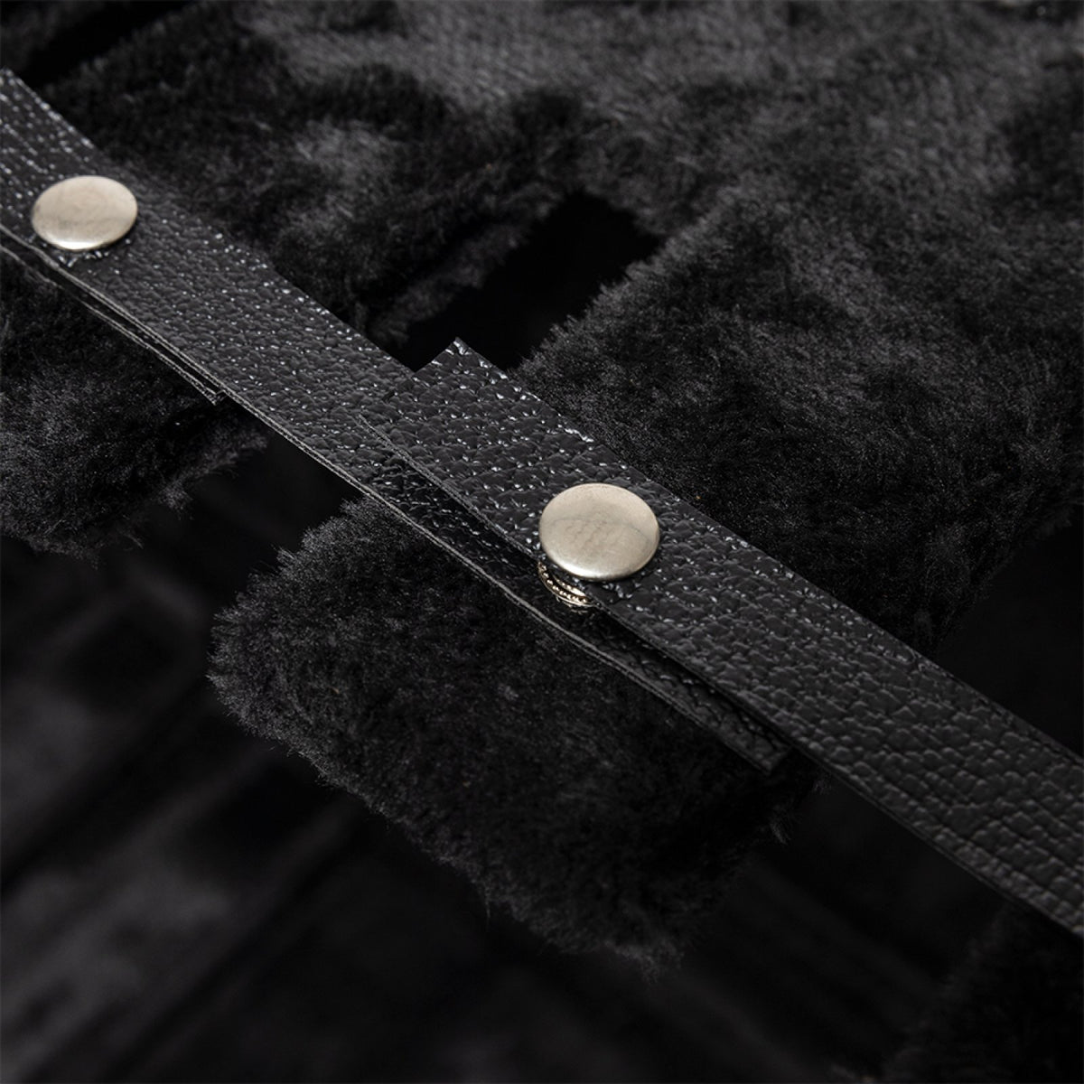 Stagg GDC-6 guitar stand case, close-up of the black leather strap with snap fasteners on plush lining