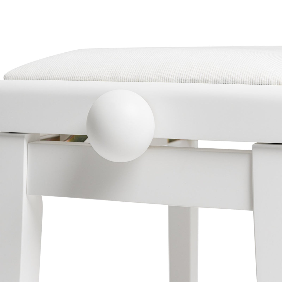 Close-up of the white height adjustment knob on the Stagg PB06 piano bench