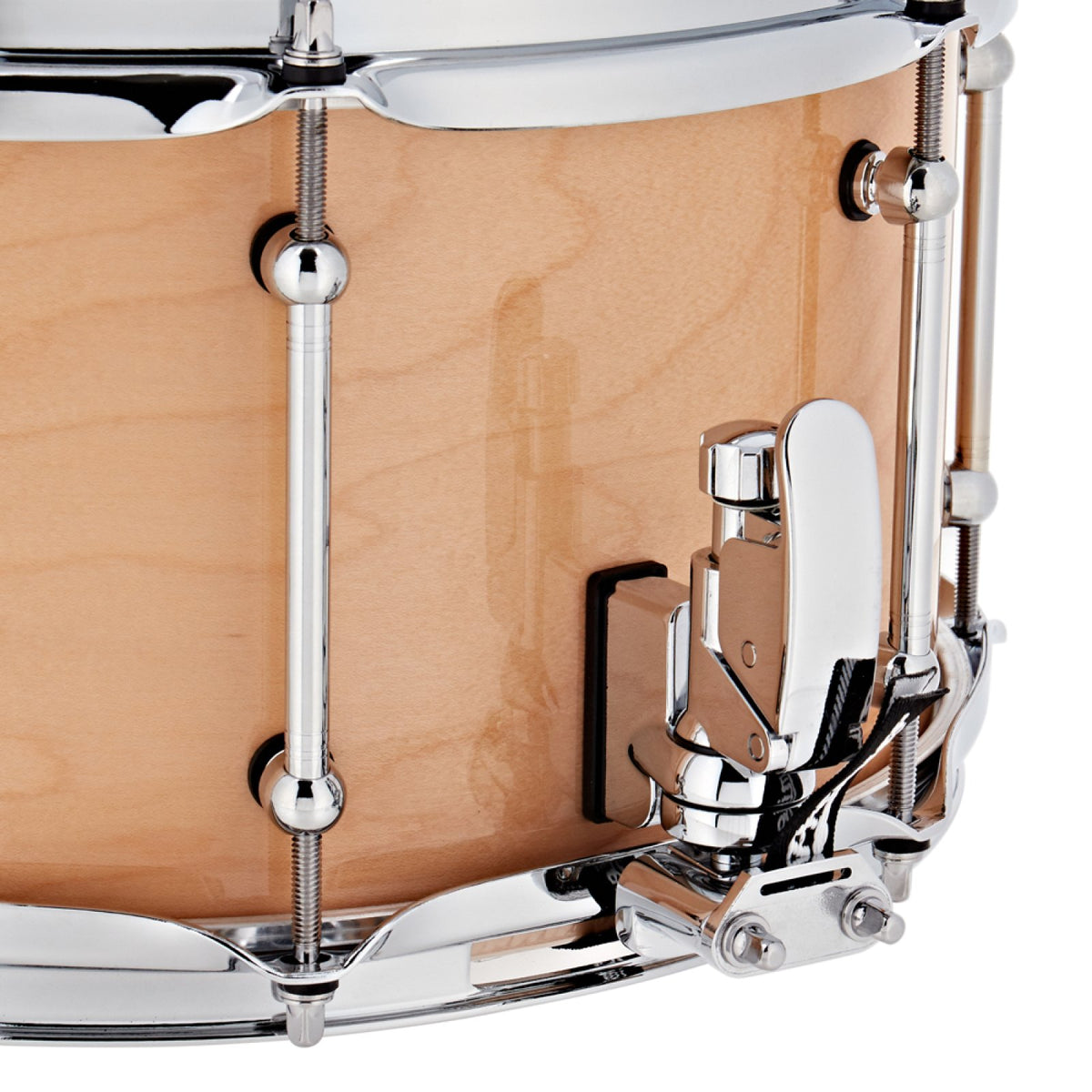 Close-up of the Premier badge and chrome tube lugs on the Premier Beatmaker 14" x 7" maple snare drum