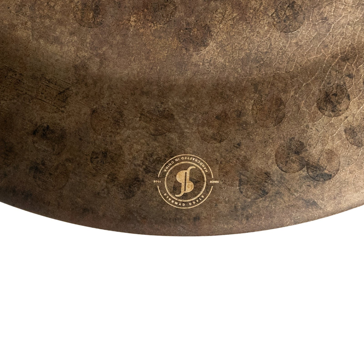 Stagg 18" Myra Raw China Cymbal, close-up of the Stagg S emblem on the raw hammered surface
