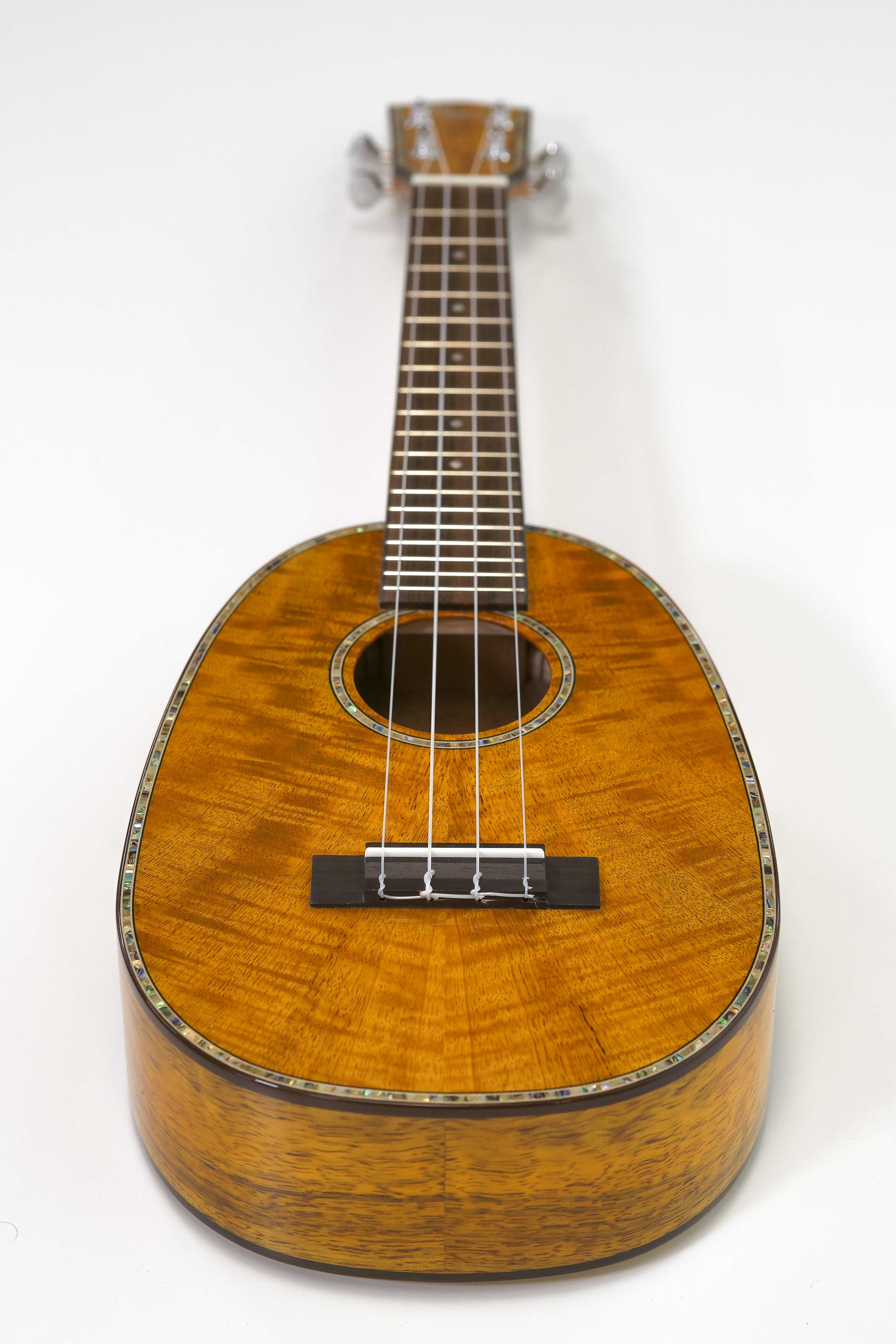 Ohana PKC-220G Pineapple Concert Ukulele