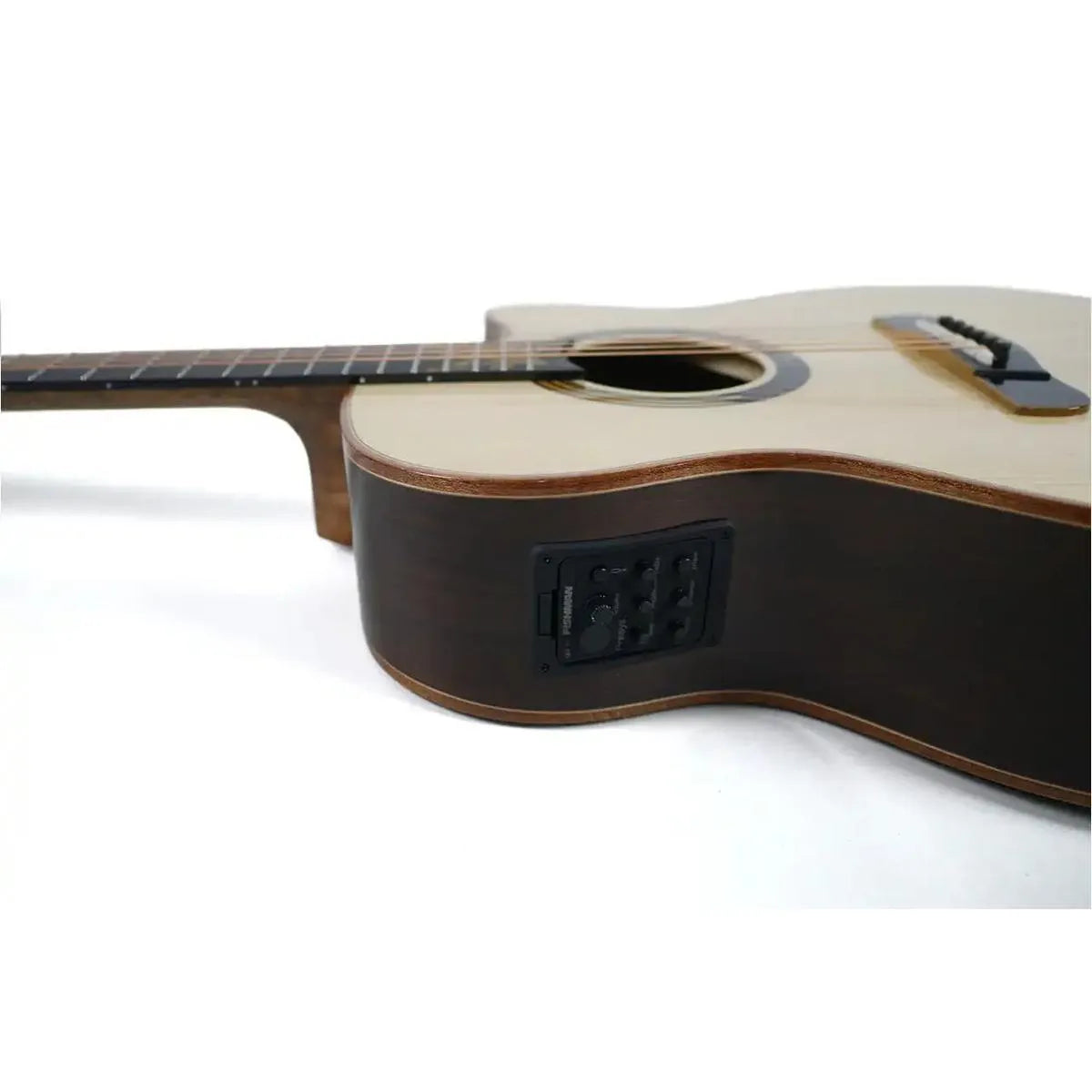 Mérida SPRING-EQ Auditorium acoustic-electric guitar with solid spruce top, rosewood back, and Fishman electronics.