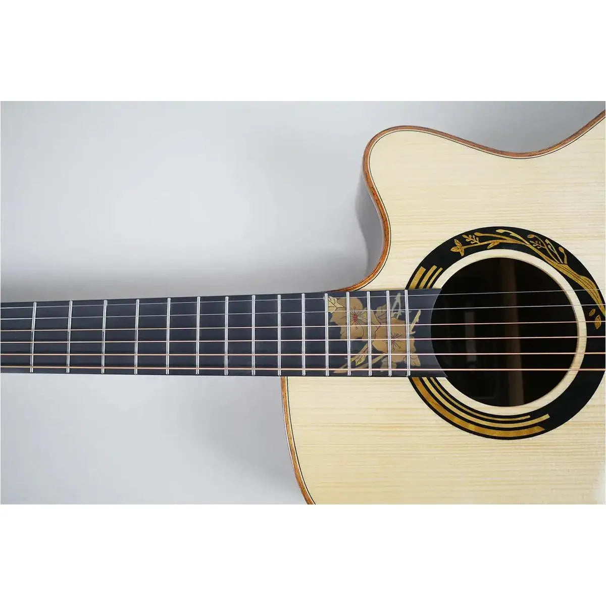Mérida SPRING-EQ Auditorium acoustic-electric guitar with solid spruce top, rosewood back, and ornate soundhole rosette.