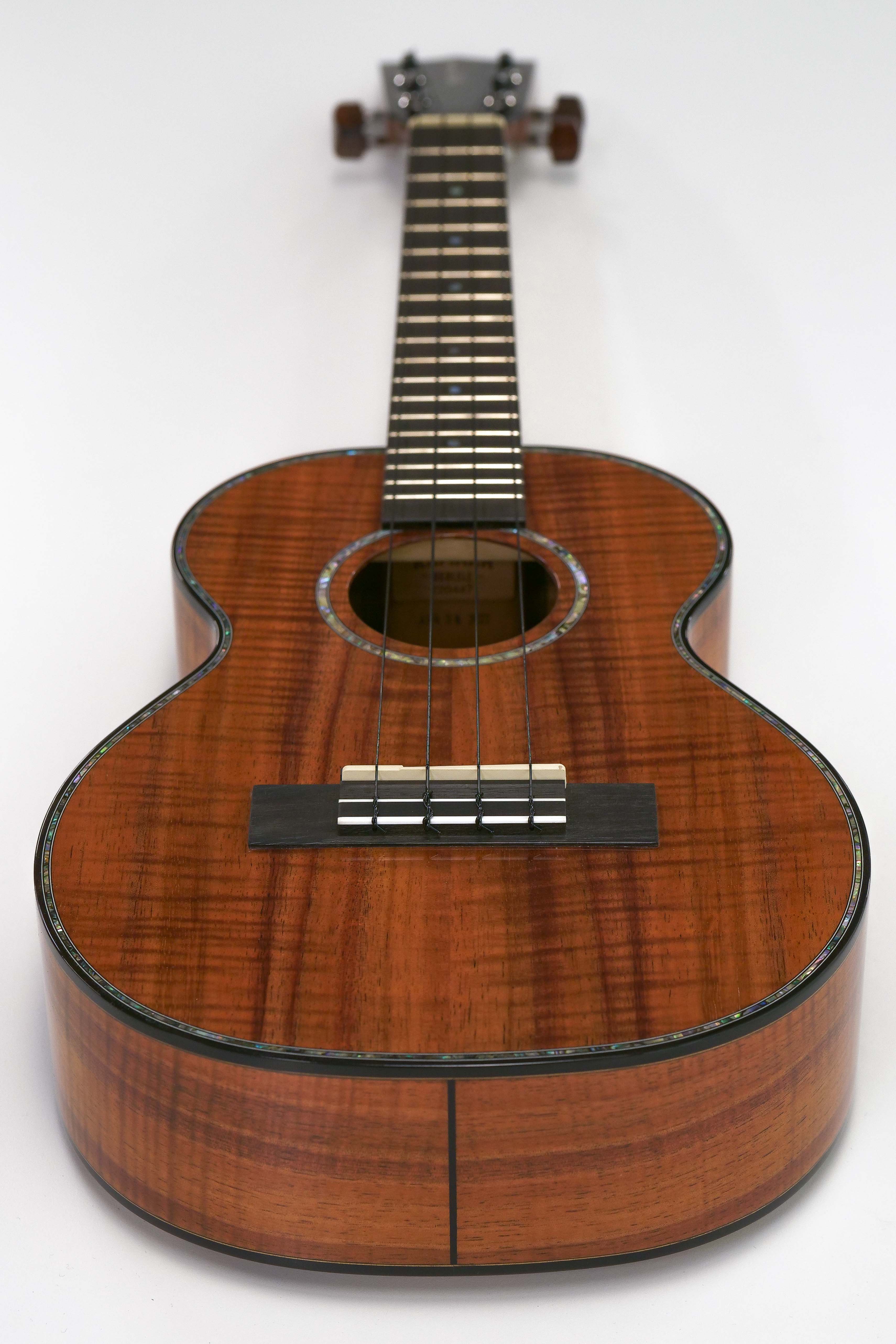 Kamaka HF-3-D2 Deluxe Tenor Ukulele