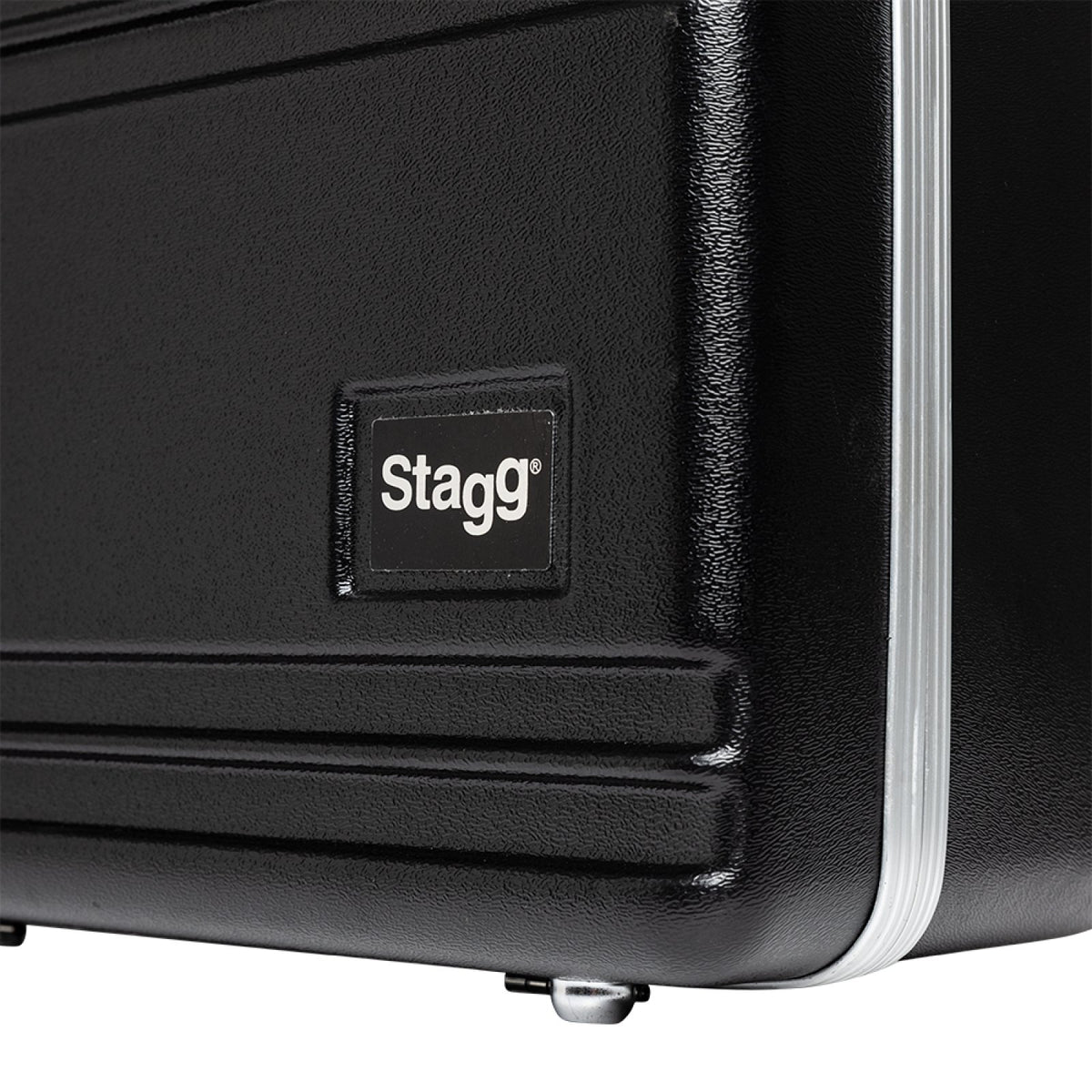 Stagg ABS-AS ABS case for alto saxophone: close-up of the Stagg logo patch and corner foot