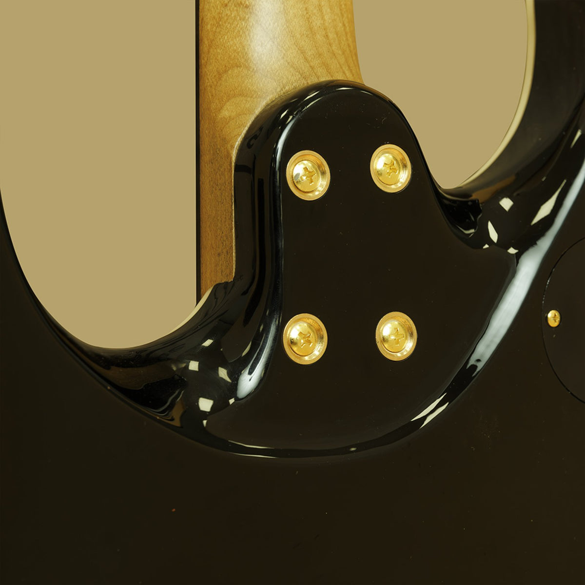 Neck joint and gold bolts on the back of the black Stagg 30th Anniversary Legacy guitar