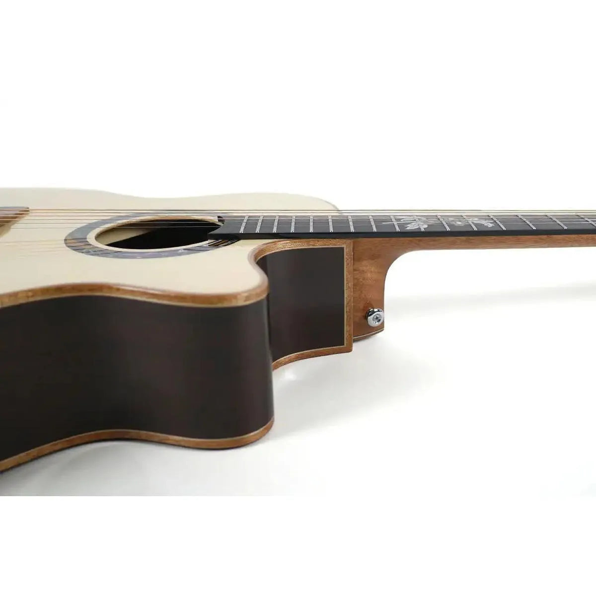 Mérida A18GAC1-EQ Auditorium acoustic-electric guitar with light spruce top, dark rosewood sides, and Venetian cutaway.