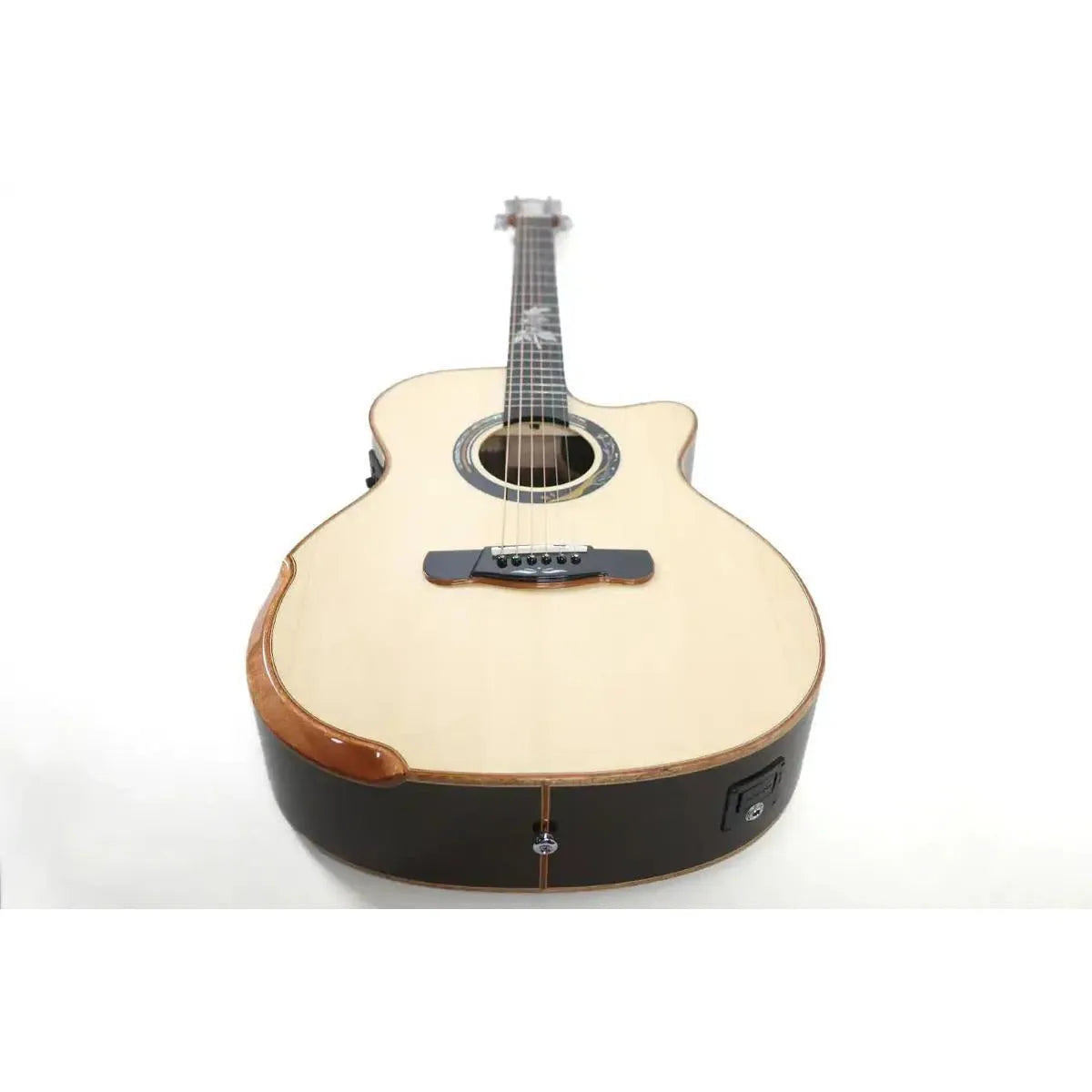 Mérida A18GAC1-EQ Auditorium Acoustic-Electric Guitar with light spruce top, dark rosewood sides, and Venetian cutaway.