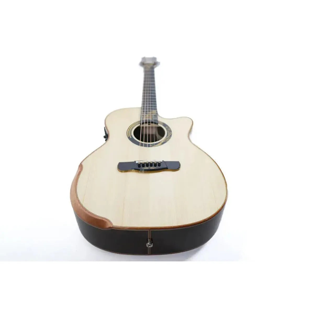 Mérida SPRING-EQ Auditorium acoustic-electric guitar with solid spruce top, rosewood back/sides, and cutaway.